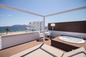 Deluxe One-Bedroom Apartment with Whirlpool Bath with Sea View room in Cabot Hobby Club Apartments