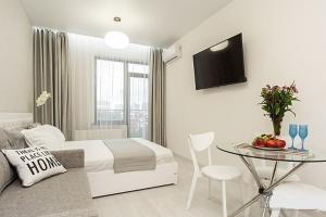 Современная квартира в Аркадии с балконом и видом на море