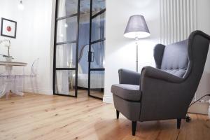 Art Apartment Black & White Suite