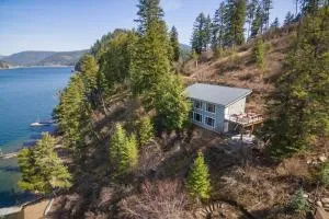 Two Lakefront Homes - Main Home & Private Floating Home - Kellogg