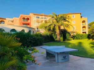 Appartement de standing face à la baie de St-Tropez, vue mer, jardin et piscine.