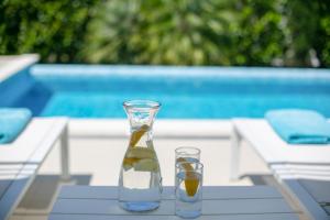 Stunning Villa Avalon with pool for 9, 2 mins to beach 