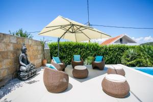 Stunning Villa Avalon with pool for 9, 2 mins to beach 