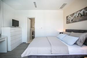 Stunning Villa Avalon with pool for 9, 2 mins to beach 