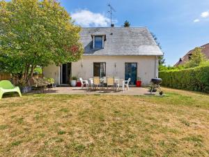 Maisons de vacances Elegant Holiday Home in Touques with Fenced Garden : photos des chambres