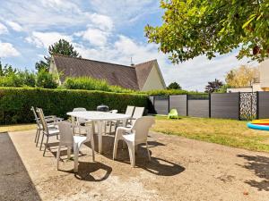 Maisons de vacances Elegant Holiday Home in Touques with Fenced Garden : photos des chambres