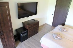 Twin Room with Terrace room in Vila Romnesa