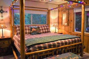 Dream Getaway-Secluded Hot Spa-Walk to Village-Walk to Pineknot Trailhead-Plus King Bed!