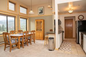 2800 Slopeside condo