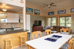 2800 Slopeside condo