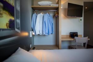 Hotels B&B HOTEL Les Herbiers : photos des chambres