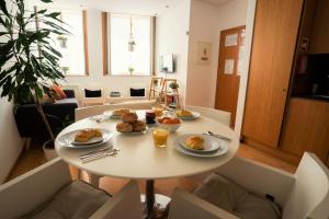 Downtown Porto Relaxed Apartment with Private Yard