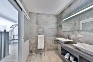 B&B / Chambres d'hotes Quintessence Provence : Chambre Lit Queen-Size - Vue sur Piscine