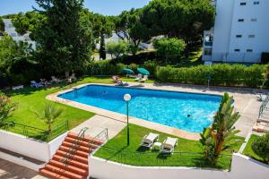 Host Wise - Bright Cozy Flats w Terrace & Pool