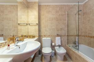 Host Wise - Bright Cozy Flats w Terrace & Pool