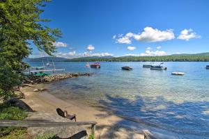Updated Bristol Lakehouse with Kayaks and Beach Access