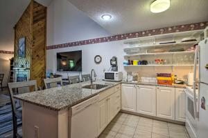 Resort Condo w Lake + Pool ~ 5 Mi to Flume Gorge!