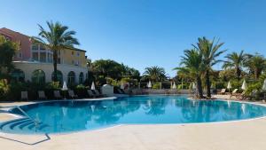 Appartement de standing face à la baie de St-Tropez, vue mer, jardin et piscine.