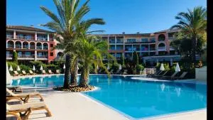 Appartement de standing face à la baie de St-Tropez, vue mer, jardin et piscine. - 雷以桑布尔