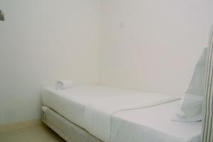 Comfortable and Fully Furnished 2BR Bassura City Apartment By Travelio