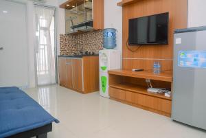 Comfortable and Fully Furnished 2BR Bassura City Apartment By Travelio