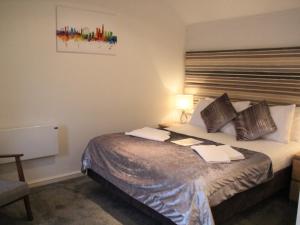 Quadruple Room with Shower room in The WatersEdge Canal Cottages