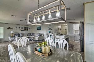 Boat Dock and Porch Riverfront Retreat in Homosassa - 4hvězdičkové hotely ve městě Homosassa