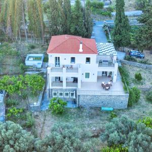 The Oasis House - Steps Away from Menites Springs Andros Greece