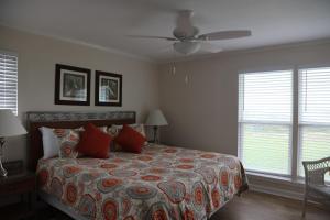 Three-Bedroom Apartment room in Executive Keys Condominiums on the Beach