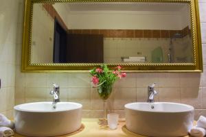 Seaside "Stone & Light Villa" close to Aegina City