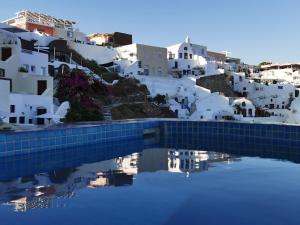 Aqua & Terra Traditional Cave Houses Santorini Greece