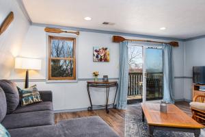 Lake Front King Suite: Full Kitchen-Lakefront Deck- Shared Hot Tub