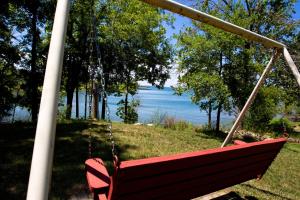 Lake Front King Suite: Full Kitchen-Lakefront Deck- Shared Hot Tub