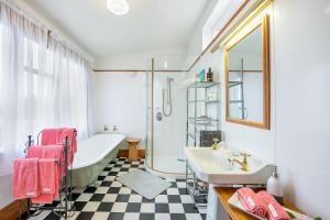 The Fern & Thistle Luxury Accommodation- Drinks, Hotpool, Sauna