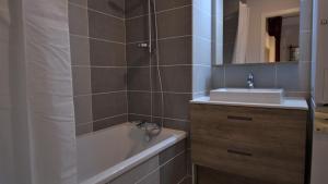 Maisons de vacances VAUJANYLOCATIONS - Domaine du Patre : photos des chambres