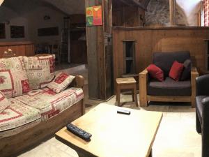 Maisons de vacances VAUJANYLOCATIONS - Le Grenier de Germaine : Appartement avec Vue sur la Montagne