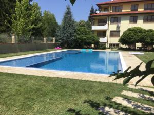 SunnySeasons Apartment with swimming pool view