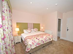 Deluxe Twin Room room in The Hood Arms