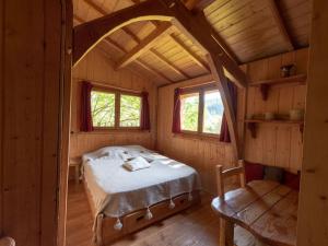 Lodges Les cabanes de Labrousse : Appartement avec Salle de Bains Commune