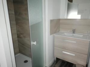 B&B / Chambres d'hotes La Grange Du Bosquet : Chambre Lits Jumeaux avec Douche