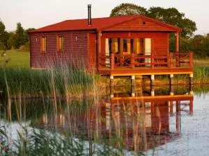 Lakeside Fishing Lodges - Leake Common Side