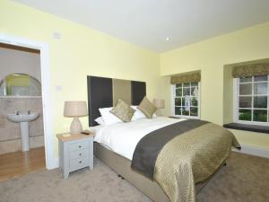 Standard Twin Room room in The Hood Arms