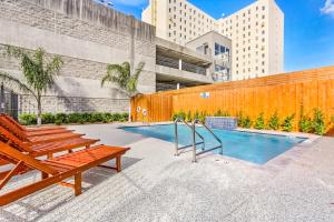 Modern 5 BR Condo - Large Pool - Near Everything