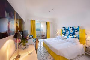 Standard Double Room with Sea View and Balcony