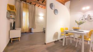 Elegant Yellow Apartment In San Gallo Firenze
