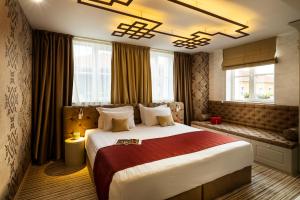 Premium Triple Room room in Gallery 37 BW Premier Collection