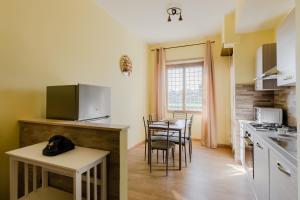 Le Rondini Apartment, 5 persone, 2 balconi, Policlinico Tor Vergata e Casilino, Metro C Torre Maura per il Colosseo a 10 minuti, WI-FI, aria condizionata