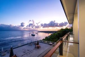 Samuh Sunset Nusa Penida by GenuineHost