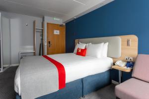 Standard Double Room with Free Hot Breakfast - Accessible room in Holiday Inn Express - Glasgow - City Ctr Theatreland an IHG Hotel