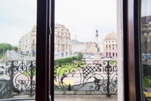 Miskevycha Square 5a Apartment- view of the center of Lviv with a balcony